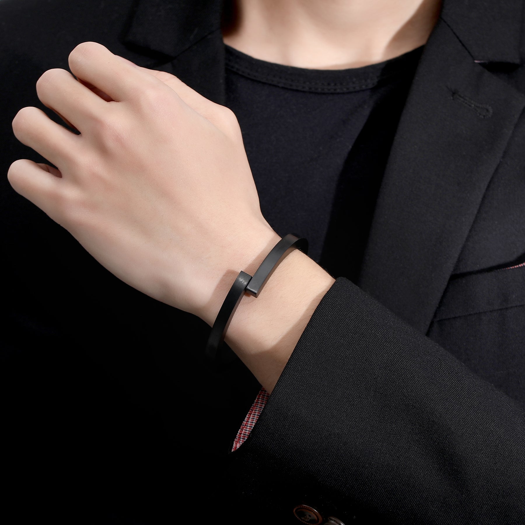 MEN'S MAGNETIC-CLASP BANGLE