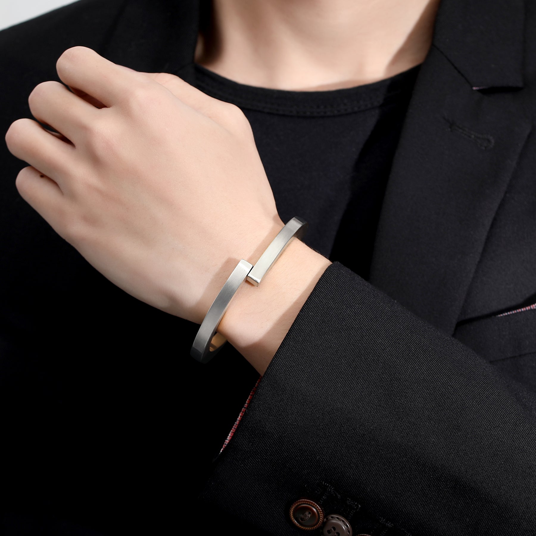 MEN'S MAGNETIC-CLASP BANGLE